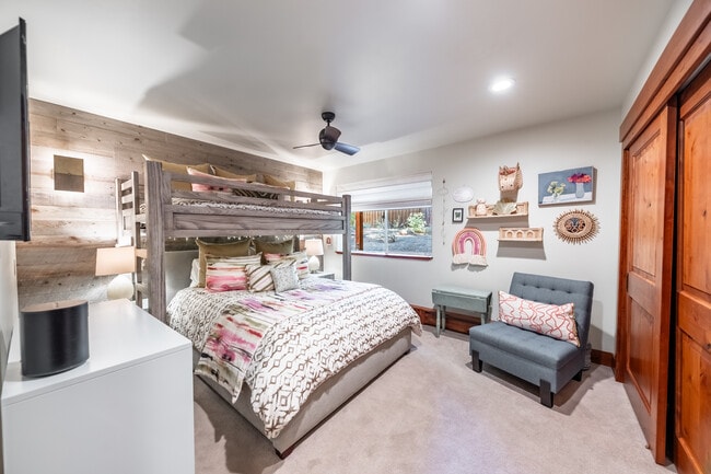 Building Photo - 198 Country Club Dr