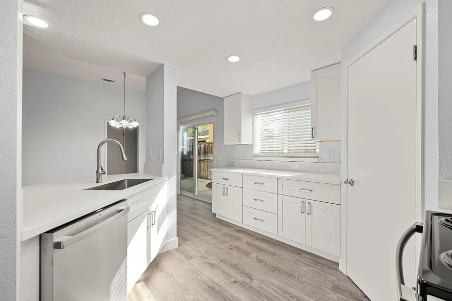 Building Photo - 6643 Laguna Park Dr