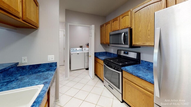 Building Photo - 2666 S Knightsbridge Cir