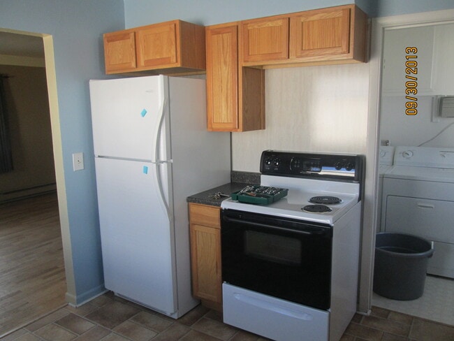 Building Photo - 2 bedroom home with great back yard!