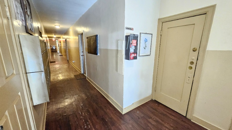 Building Photo - 1185 E Vernon Ave