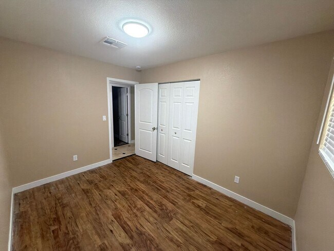 Building Photo - 5810 W Earll Dr