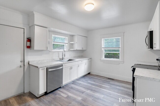 Building Photo - Charming 3-Bedroom Home with Spacious Livi...