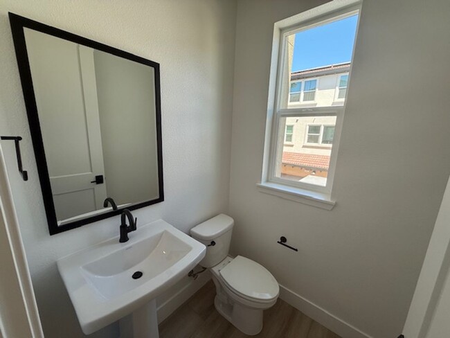 Building Photo - Brand New Townhome in Moonstone Community ...