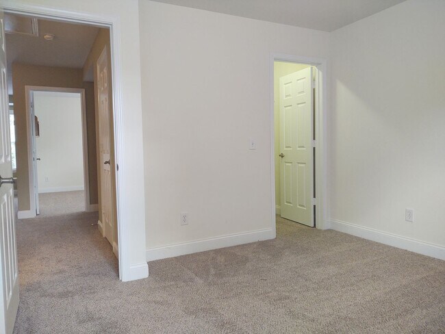 Building Photo - Beautiful Home located in the Hamilton Lak...