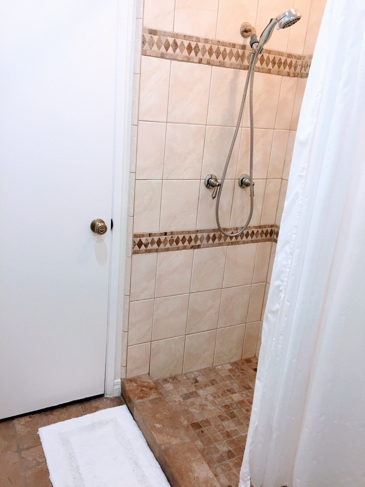 Main bathroom - 999 San Pasqual St