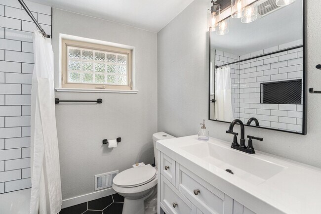 Building Photo - $500 OFF RENT!!!! STUNNING 5BD/3BA Home in...