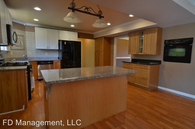 Building Photo - 4 br, 2.5 bath House - 92 Forrest Road