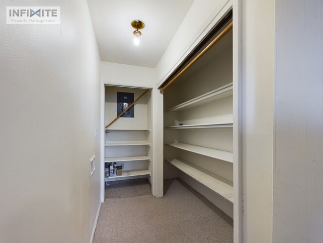 Building Photo - 3 bedroom - Water, Sewer, Gas and Electric...