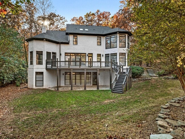 Building Photo - Beautifully built, renovated home boasts 5 BD, 5 BT, providing ample space for a growing family a...