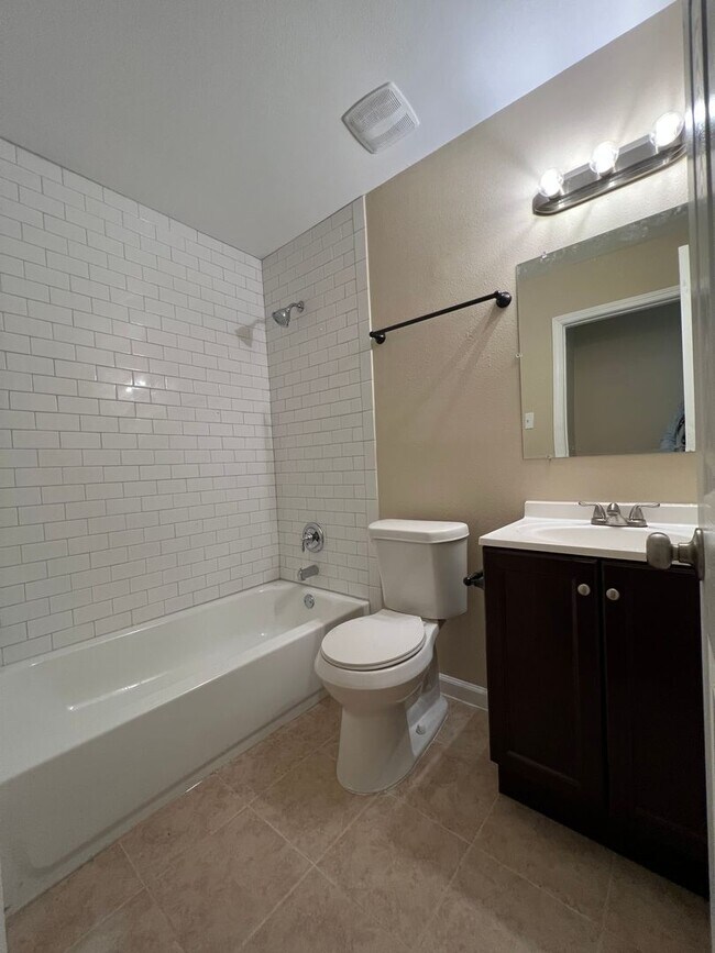 Building Photo - 740/42 E Caston St