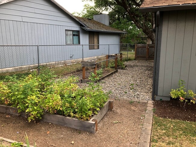 Building Photo - Well Maintained 3 Bed, 1 Bath Home in SE M...