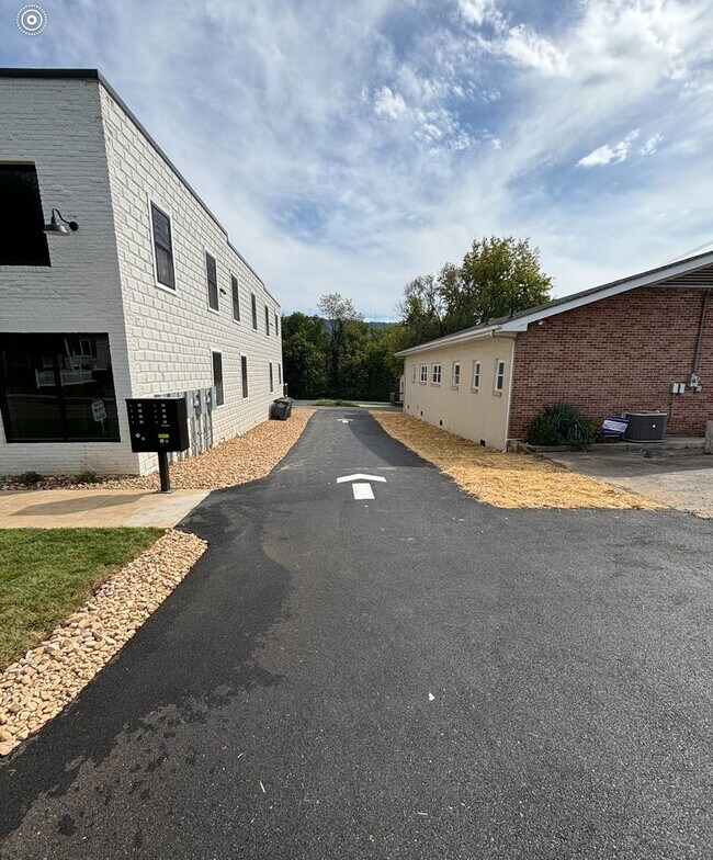 Building Photo - 2 Bedroom / 1 Bath Apt. Upstairs  Kingsport, TN