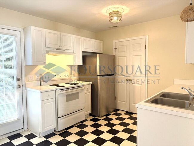 Building Photo - Inviting Townhome with En-Suite Secondary Bedroom, Back Patio & Community Pool – Raleigh Location