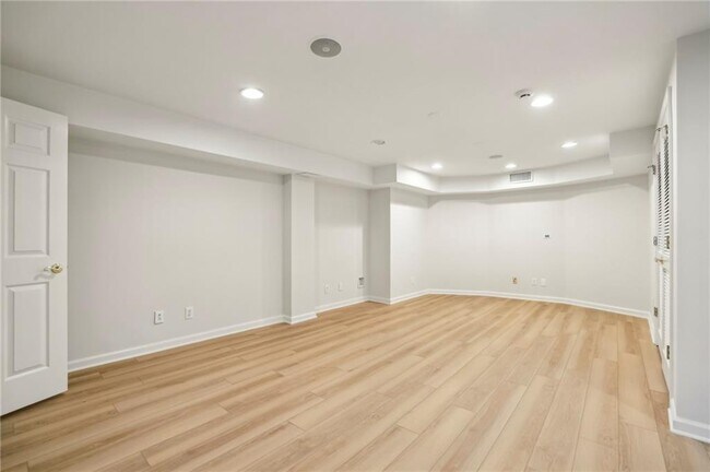 Building Photo - 2503 Regency Lake Dr