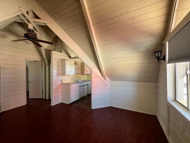 Building Photo - Cozy 1 Bedroom Apartment Located Near Free...
