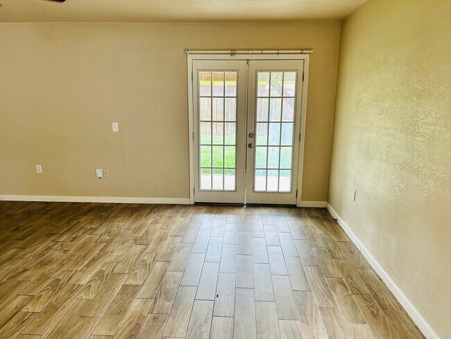 Building Photo - 2914 Lakeland Dr