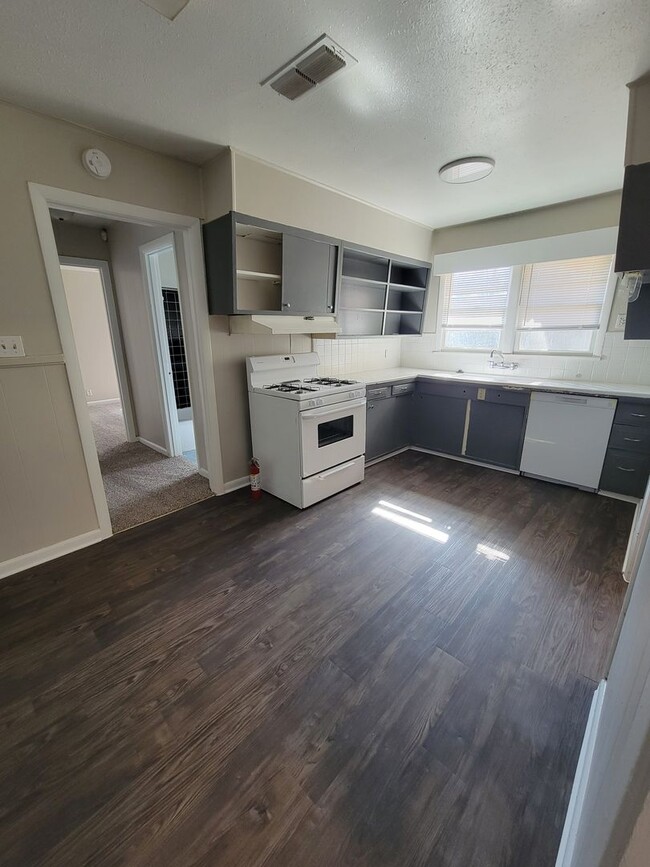 Building Photo - 3 Bedroom 1 Bath Home