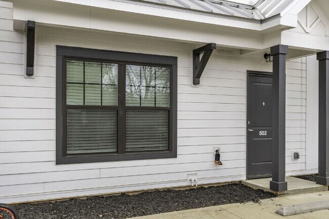 Building Photo - Modern 2-Bed, 2.5-Bath Travelers Rest Town...