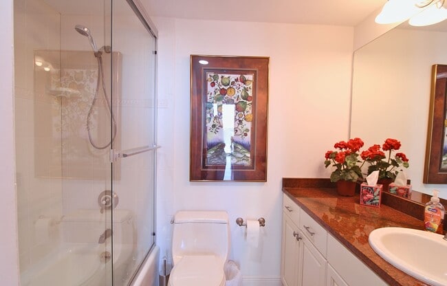 Building Photo - Luxury Living with Breathtaking City Views – Stunning Furnished 3BR/3BA in Bayfront Tower