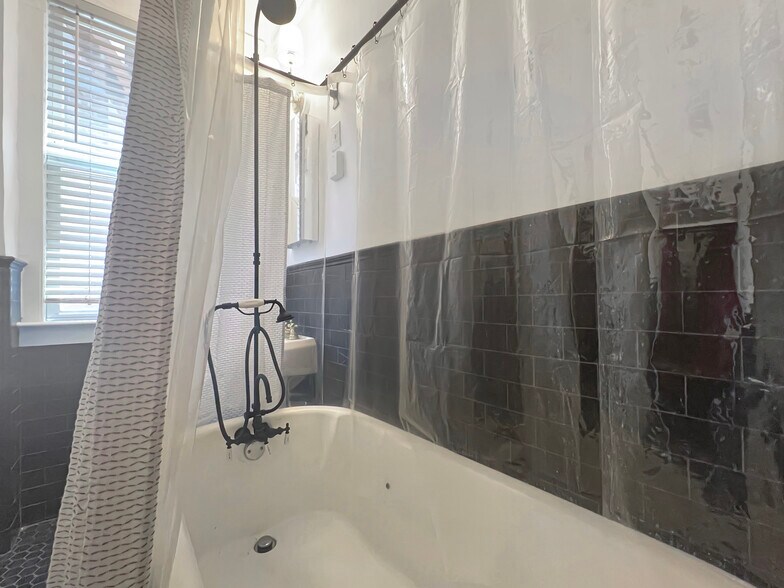 Building Photo - 1856 Mintwood Pl NW