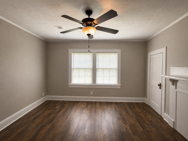 Building Photo - 406 Somers Ave
