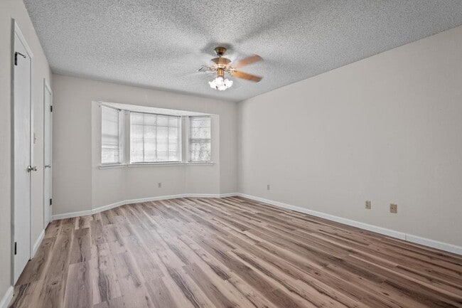 Building Photo - 1425 N Stoneridge Manor