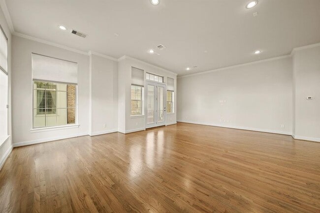 Building Photo - 1034 W 26th St