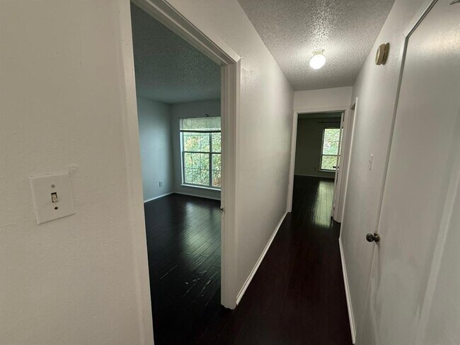 Building Photo - 2700 Mulford Cove