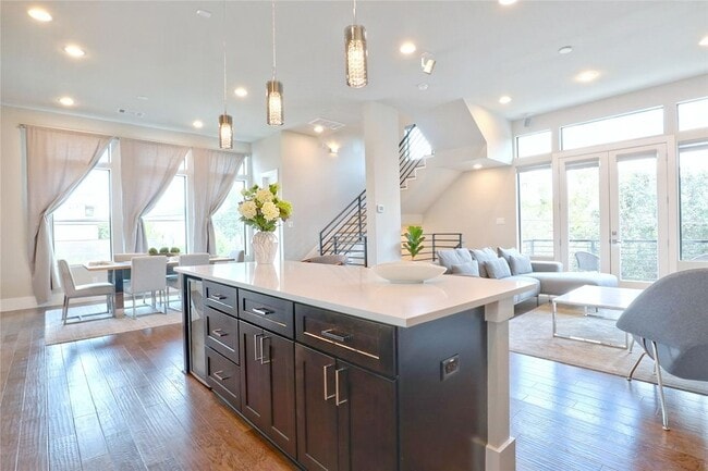 Building Photo - 2123 Arabelle St