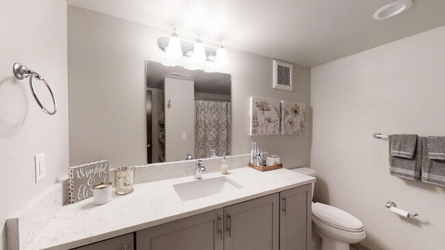 Building Photo - Beautiful Loft Apartment in the Heart of D...