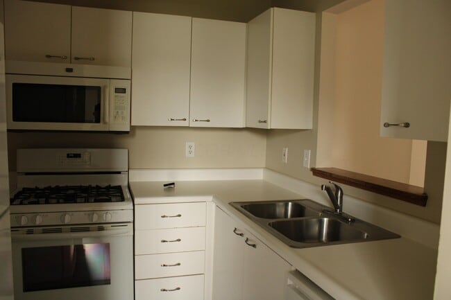 Building Photo - 175 Macenroe Dr