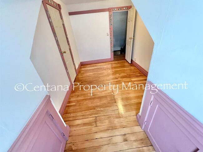 Building Photo - Historic home centrally located and beauti...