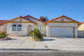 Building Photo - Single Story, Single Family Home!