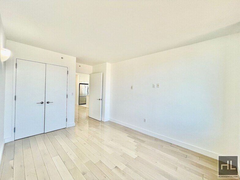 Building Photo - Gorgeous rent stabilized 1 bedroom apartment spanning 700 sq with private balcony, dishwasher, mi...