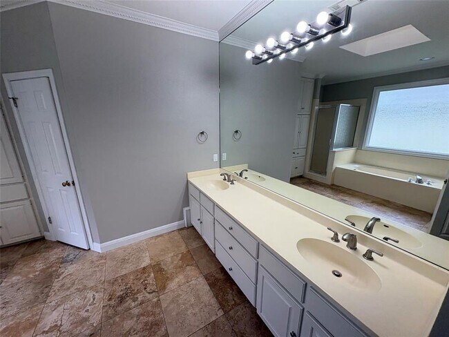 Building Photo - 1204 W 39th St