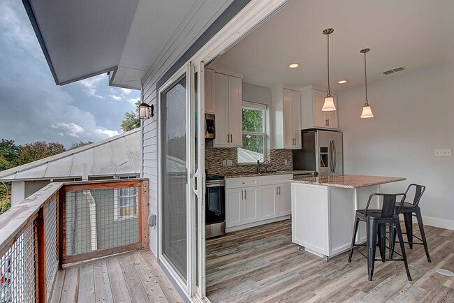 Building Photo - Charming Garage Apartment: Your Private Retreat with Modern Comforts and Stunning Views Awaits!