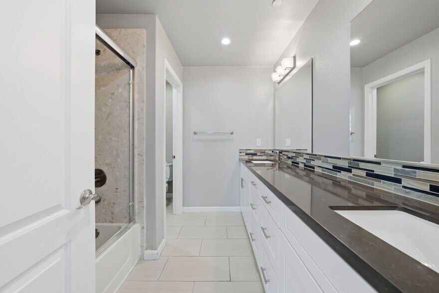 Building Photo - 817 Estancia Ter