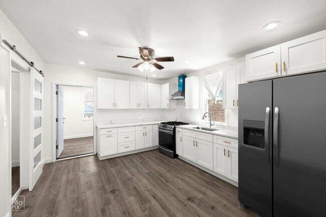 Building Photo - 2237 S Oakley Ave