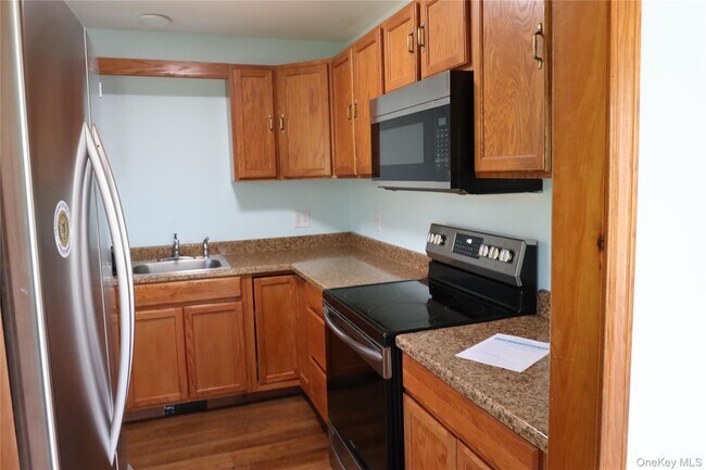 Building Photo - 45 Laurel Hollow Rd