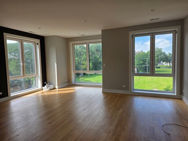 Building Photo - 3759 S Lake Park Ave