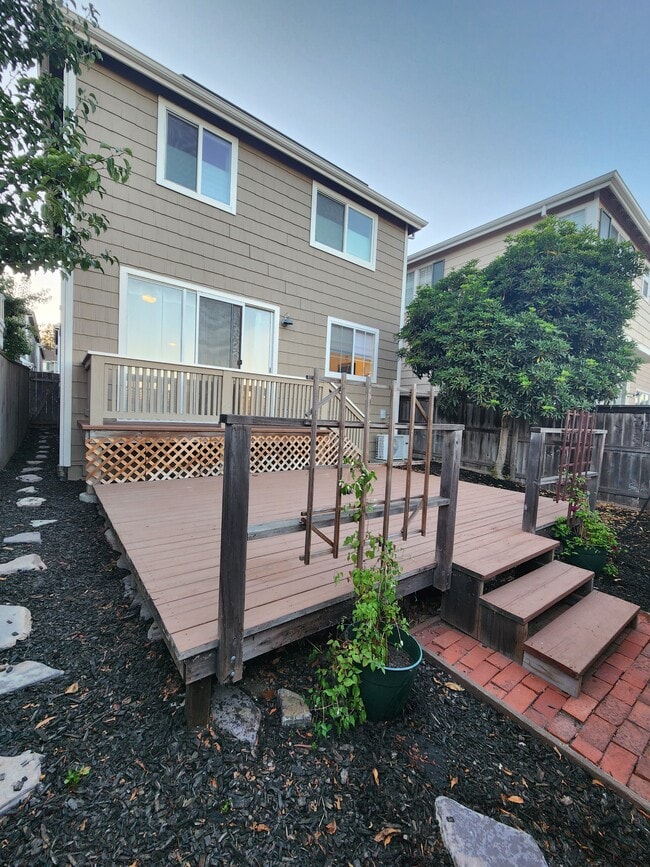 Building Photo - 2064 Easton Dr