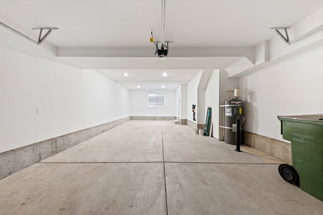 Building Photo - Newly Constructed 3 bedroom, 2.5 Bathroom home with luxury finishes!