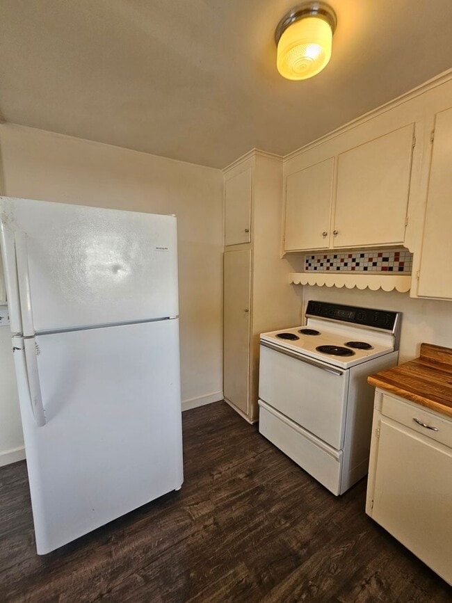 Building Photo - 831 Niantic St