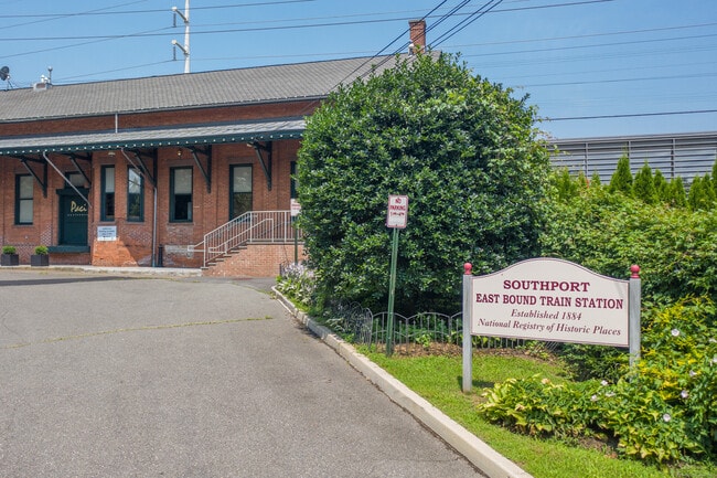 Building Photo - 611 Kings Hwy W
