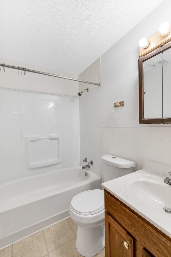 Building Photo - Spacious 3 Bedroom Ready to be rented. Section 8 Welcome