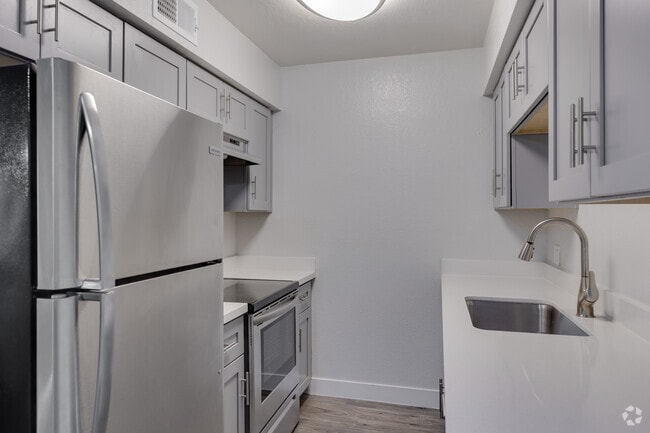 2BR, 2BA - 900SF - Kitchen - Gilbert Square Apartments