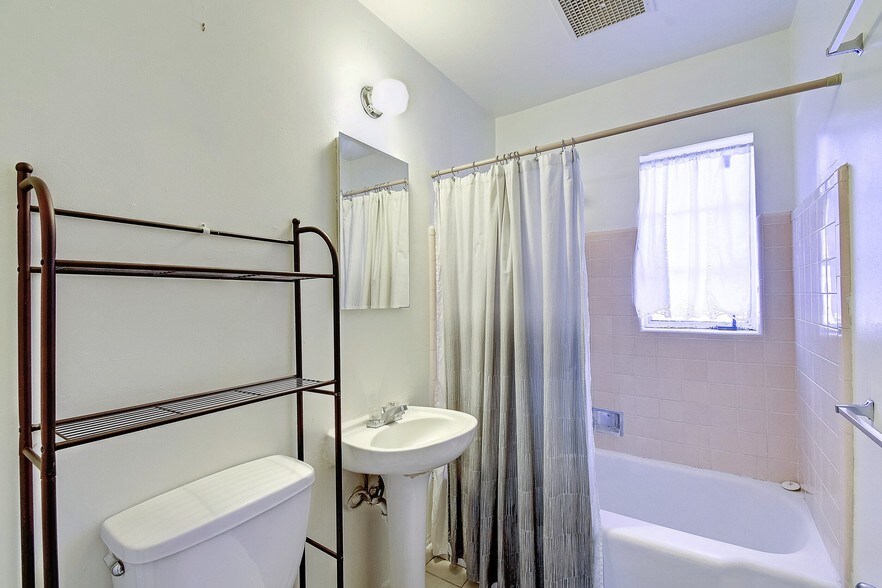 Building Photo - 6804 E 6th St