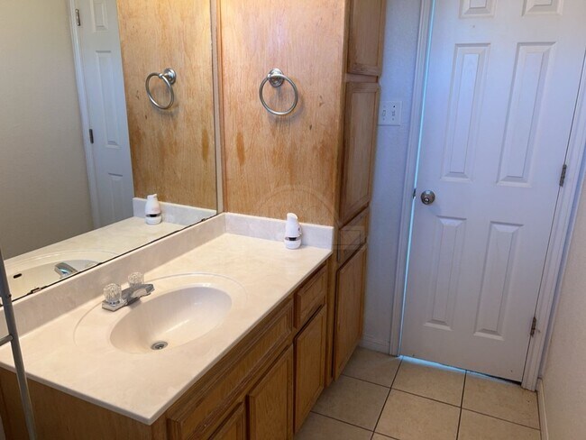 Building Photo - 1206 Cinch Dr