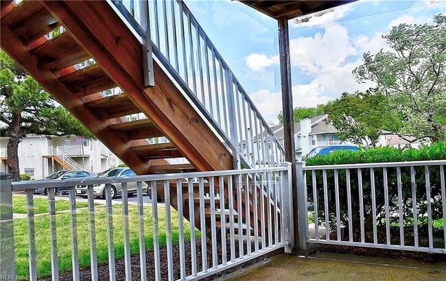 Building Photo - ***2 BED Condo Centrally located!!